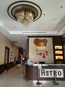 北革Appartment ASTRO Condo的酒店大堂设有前台和吊灯