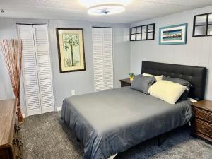 皇家港口Port Royal Blue Island Getaway的一间卧室配有一张床和一张木桌