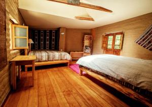 ConcepciónAlojamiento Casa Yanantin de Maravilca的一间卧室配有一张床,铺有木地板