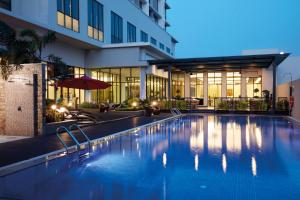 普崇Hilton Garden Inn Puchong的大楼前的游泳池