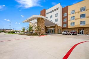 普莱诺Fairfield Inn & Suites by Marriott Dallas Plano/Frisco的医院大楼前方的 ⁇ 染