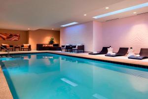 凤凰城Residence Inn by Marriott Phoenix Downtown的家具的游泳池