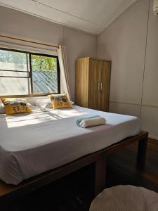 沙美岛Horizon Resort的窗户客房内的一张大床