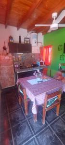 乌尼翁镇tranquilidad absoluta的厨房配有桌子和炉灶。