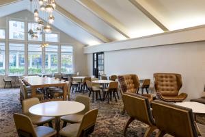 绿带城格林贝尔特万豪原住酒店的用餐室设有桌椅和窗户。