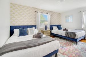 西棕榈滩Rockaway Beach House的一间卧室设有两张床和窗户。
