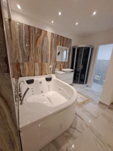 雷焦卡拉布里亚B&B Confort的中间设有带浴缸的大浴室
