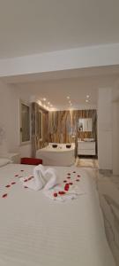 雷焦卡拉布里亚B&B Confort的一间卧室,床上有红色玫瑰