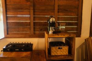 特隆戈内斯Surf Lodge at Casa Mexibali, Troncones的木制架子上的厨房配有咖啡壶