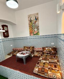 马赫迪耶MAHDIA BORJ ERRAS (CAP AFRICA)的一间配有沙发和桌子的房间