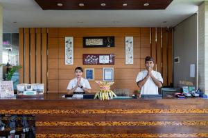 塞米亚克阿萨巴厘岛豪华别墅及Spa酒店的两个人手握在餐厅柜台上