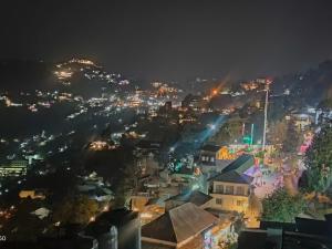 穆索里The Mussoorie home stay的夜晚的城市景观