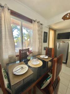 莫阿尔博阿Panagsama Holiday Cottage的一间带桌椅的用餐室和一间厨房