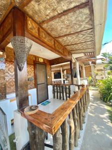 莫阿尔博阿Panagsama Holiday Cottage的餐厅楼梯上的木桌