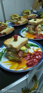 菲兰迪亚Finca San Miguel Filandia的一张桌子,上面放着三明治和蔬菜