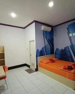 巴厘巴板Pavillion EMWEKA Balikpapan的一间设有床铺的卧室,位于一间拥有蓝色墙壁的房间