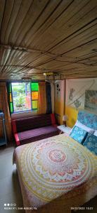 菲兰迪亚Finca San Miguel Filandia的一间卧室设有一张大床和彩色玻璃窗
