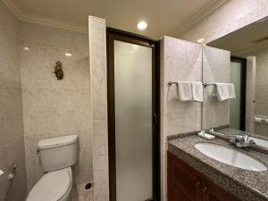 芭堤雅市中心Copa Hotel的浴室配有卫生间、盥洗盆和淋浴。