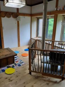 青森Tanehachi Farm Guesthouse - Vacation STAY 29709v的一间铺有木地板的客房和螺旋楼梯