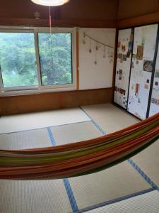 青森Tanehachi Farm Guesthouse - Vacation STAY 29709v的带2扇窗户的客房内的吊床