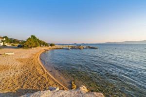 斯维蒂佩塔Apartment in Sveti Petar with balcony and seaview close to the beach的水域中一群小船的海滩