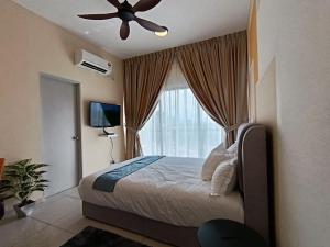 怡保The Horizon Ipoh Dual L13 by Grab A Stay的一间卧室配有一张带吊扇和窗户的床。