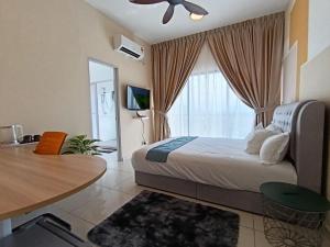 怡保The Horizon Ipoh Dual L13 by Grab A Stay的一间卧室配有一张床、一张桌子和一个窗户。
