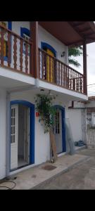 帕拉蒂Pousada Flores da Terra的带阳台和门的小房子