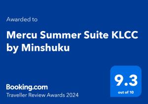 吉隆坡Mercu Summer Suite KLCC by Minshuku的蓝色标志与快乐的夏日套房