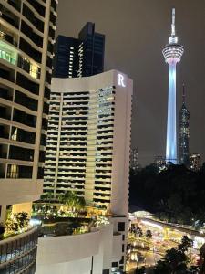 吉隆坡Mercu Summer Suite KLCC by Minshuku的享有城市的夜间美景,配有太空针