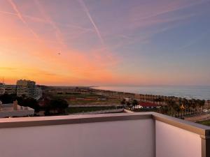 巴列塔Attico - Il Panorama的日落时从阳台上欣赏到海景
