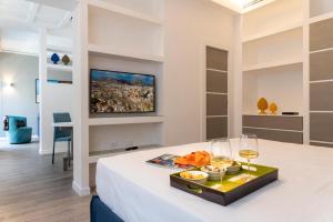 巴勒莫La Musa Apartments & Rooms的一间房间,配有一张桌子和两杯葡萄酒