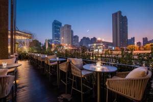 武汉武汉关山大道城际酒店的城市天际线阳台的一排桌椅