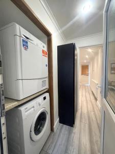 剑桥Adorable 1-bedroom entire place with free parking的洗衣房配有洗衣机和洗衣机