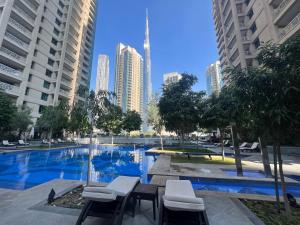 迪拜Prestige Living 2BR with Full Burj Khalifa and Fountain View by Auberge的一座位于高楼城市的游泳池