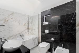 克拉科夫Willa Miejska的浴室配有白色卫生间和盥洗盆。