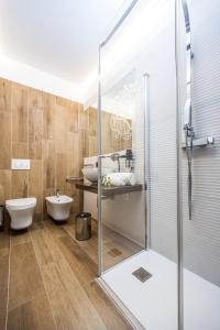 维罗纳科特昂迦若酒店的带淋浴、卫生间和盥洗盆的浴室