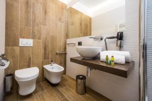 维罗纳科特昂迦若酒店的浴室配有白色卫生间和盥洗盆。