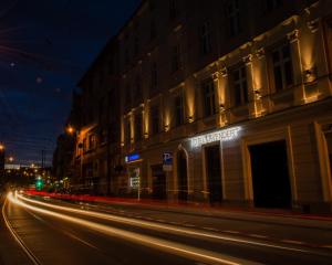 克拉科夫薰衣草酒店的夜间有建筑和灯光的城市街道