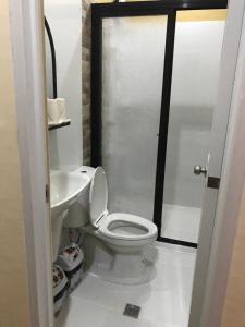 杜马格特查若斯多米特尔旅舍的一间带卫生间和水槽的浴室