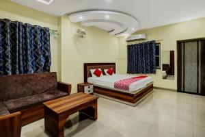 兰奇OYO Hotel Shubham的一间卧室配有一张床、一张沙发和一把椅子