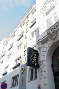 维也纳HENRI Hotel Wien Siebterbezirk的建筑一侧的酒店标志