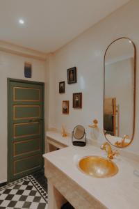 马拉喀什Le Petit Kenzara & magical rooftop的一间带水槽和镜子的浴室