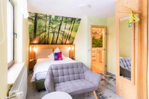 霍尔兆Berghotel Talblick的一间卧室配有一张床、一张沙发和一个窗口
