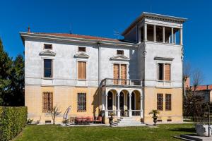 米拉Villa Liberty a soli 20km da Venezia的一座白色和橙色的大建筑,位于庭院