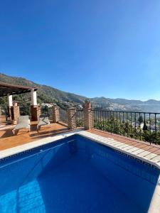 弗里希利亚纳Villa en Frigiliana con piscina, jacuzzi y espectaculares vistas的海景游泳池