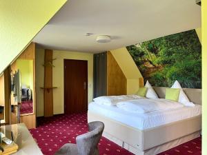 霍尔兆Berghotel Talblick的一间卧室配有一张壁画床