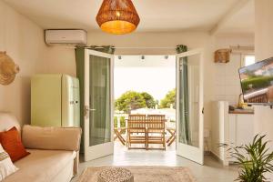 比尼贝卡OasisBlanc Binibeca的客厅设有通往庭院的门。