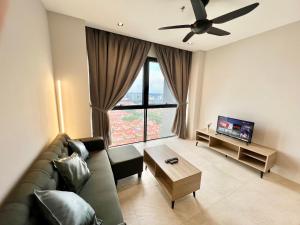 八打灵再也LA 1-10 Pax Cozy Home Tropicana 3Rooms 4QBeds Wifi&TV的带沙发和大窗户的客厅