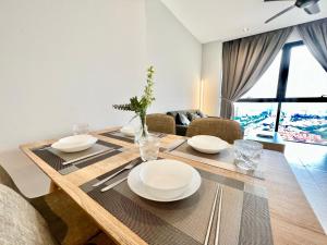 八打灵再也LA 1-10 Pax Cozy Home Tropicana 3Rooms 4QBeds Wifi&TV的一张餐桌,上面有白板